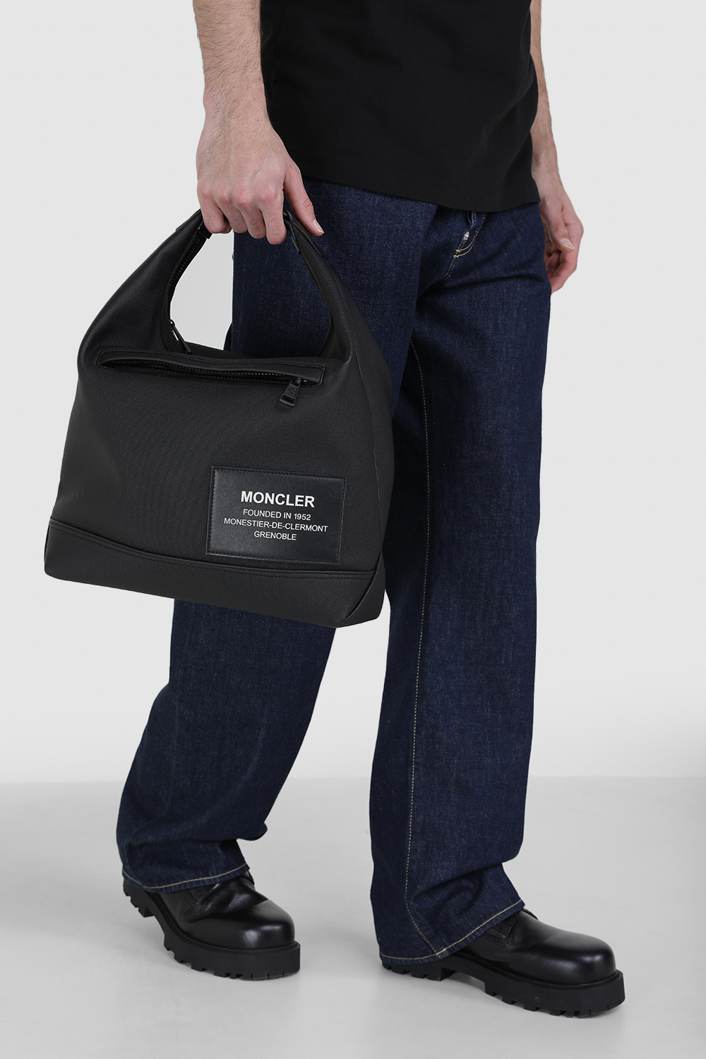 תמונת כל הלוק של תיק נשיאה